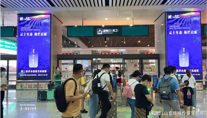 进出站通道灯箱广告发布运营耒阳西站灯箱广
